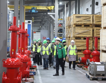 Школьники у арматуростроителей