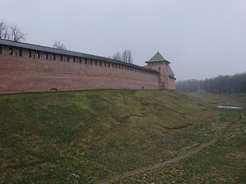 Великий новгород переехать. Красная стена в Великом Новгороде. Новгородская стена внешняя. Детинец во Владимире князя Всеволода. Новгородская стена внешняя сейчас.